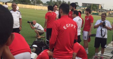 بالصور.. المنتخب يصل ملعب وزارة الرياضة بالجابون لخوض تدريباته المسائية