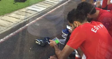 انشغال جبر بمتابعة "اليوم السابع" وكهربا بـ"يوتيوب" قبل مران المنتخب