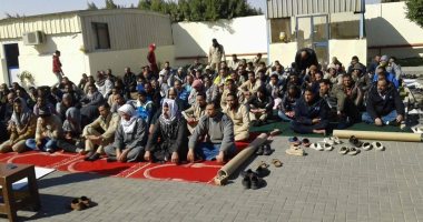 بالصور.. إضراب العاملين بإحدى الشركات فى المنوفية لليوم الثالث على التوالى