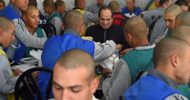 بالصور.. الرئيس السيسى يشارك طلبة الكلية الحربية وجبة الفطار 