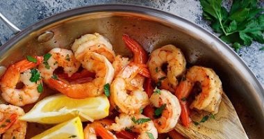 طريقة عمل الجمبرى بالثوم والزبدة..بالصور والخطوات