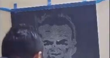 بالفيديو.. قارئ يرسم لوحة مميزة لعصام الحضرى باستخدام الدقيق والغراء