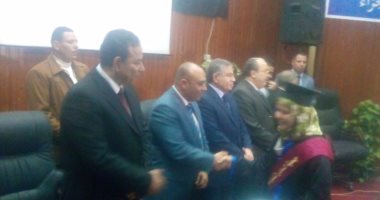محافظ المنوفية يهدى وزير التموين درع جمعية المساعى المشكورة