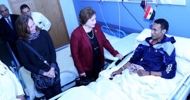 بالصور.. جيهان السادات تزور مصابى الشرطة.. وتؤكد: يحمون الوطن