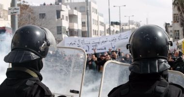 بالصور.. اشتباكات بين الشرطة الفلسطينية ومتظاهرين بالضفة الغربية
