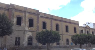 بالفيديو والصور.. قصر محمد على بالسويس يتحول لمأوى للكلاب الضالة