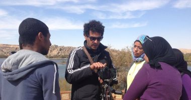 بالصور المخرج محمد حمدى ينتهى من إعداد ورشة التصوير بأسوان السينمائى