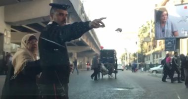 ناشط إماراتى يرصد تعدية شرطى مصرى سيدة عجوز للطريق معلقا: تحيا مصر