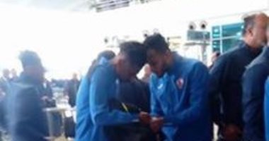 شاهد.. لاعبو الزمالك يكتبون أسماءهم على الحقائب خوفا من سرقتها قبل السفر