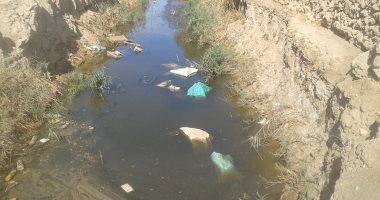 بالصور.. معاناة أهالى "أسمنت" بالوادى الجديد من اختلاط مياه الشرب بالصرف