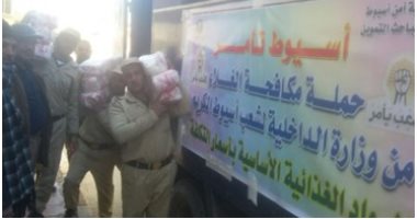 بالصور.. وزير الداخلية يوجه سيارات محملة بالسلع الغذائية للمناطق الشعبية