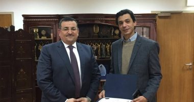 رئيس مدينة الإنتاج الإعلامى يكرم مدير التصوير مجدى كشك