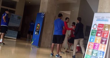 بالصور.. لاعبو المنتخب يتوجهون لقاعة الاجتماعات لمشاهدة فيديو الكاميرون