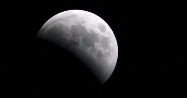 ناسا تبحث إرسال رواد فضاء لقضاء عام على القمر