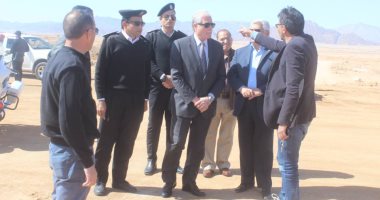 بالصور.. محافظ جنوب سيناء يتفقد أعمال رصف وتوسعة الطريق الأوسط بشرم الشيخ