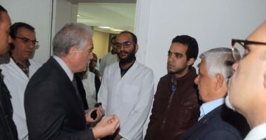 محافظ جنوب سيناء يزور المصابين فى حادث أتوبيس نويبع بمستشفى شرم الشيخ