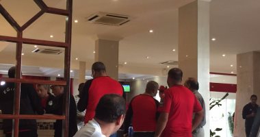 بالصور .. الجماهير المصرية تصل الجابون وتزور فندق المنتخب