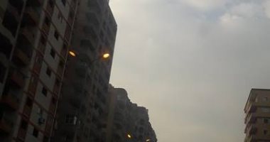 قارئ ينتقد ترك أعمدة الإنارة مضاءة صباحًا فى حى الهرم