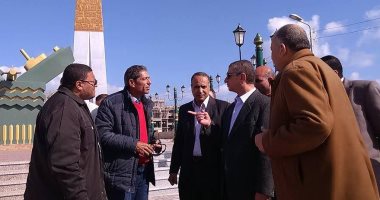 محافظ كفر الشيخ يتابع أعمال الإنارة وتركيب الأعمدة الديكورية للنصب التذكارى