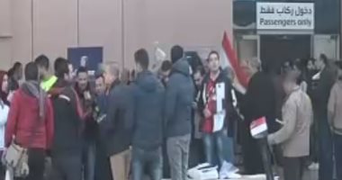 بالفيديو.. جماهير المنتخب تغادر مطار القاهرة للجابون بهتافات وأعلام مصر