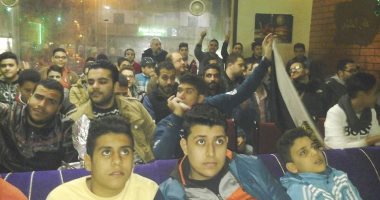 بالصور.. جماهير الشرقية تحتشد بالمقاهى لمتابعة الفراعنة فى النهائى الأفريقى