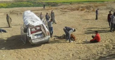 إصابة 11 شخصا فى انقلاب سيارة ميكروباص على طريق السويس