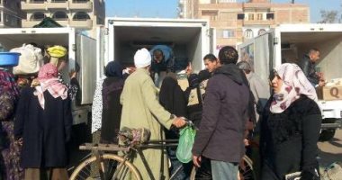 الدفع بثلاث سيارات تحمل مواد غذائية بأسعار مخفضة فى منيا القمح