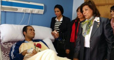 وفد من المجلس القومى للمرأة يزور مصابى الشرطة بمستشفى العجوزة 