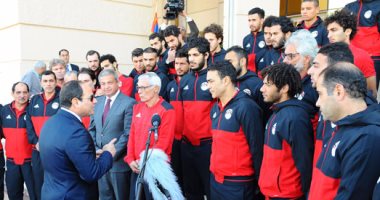 لاعبو المنتخب يعدون السيسى بالتأهل لكأس العالم 