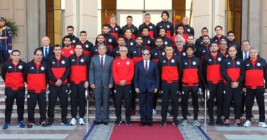 استقبال رسمى لبعثة المنتخب الوطنى عقب عودتها من الجابون.. الرئيس السيسى على رأس المستقبلين بمطار القاهرة.. ويوجه رسالة للاعبين: "ارفعوا رؤوسكم فما حققتموه أسعد الجميع.. وكل التحية والتقدير لكم"