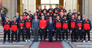 صفحة الرئيس على فيس بوك تنشر صور وكلمة السيسى مع لاعبى المنتخب بالمطار