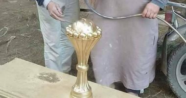 بالصور.. أهالى دمياط يصنعون نسخة كأس أمم إفريقيا من الخشب