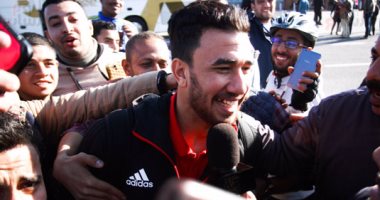 الجماهير تهتف للاعبى المنتخب فى مطار القاهرة