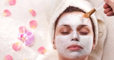  استخدمى قناع زيت شجرة والزبادى للتخلص من حب الشباب