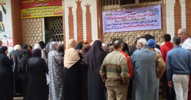 بالصور.. صاحب مخبز بالإسكندرية يوزع العيش ساعة يوميا "مجانا"