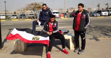 بدء توافد الجماهير المصرية على المطار لاستقبال بعثة المنتخب