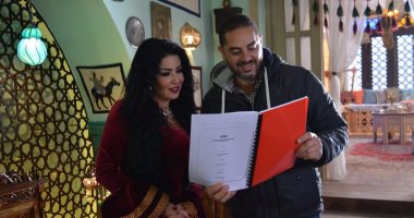 بالصور.. أحمد شفيق يدخل منزل سمية الخشاب وبيومى فؤاد بسبب "الحلال"