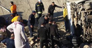 مصرع 5 أشخاص وإصابة 10 فى حادث تصادم سيارة نقل بميكروباص فى أسيوط 