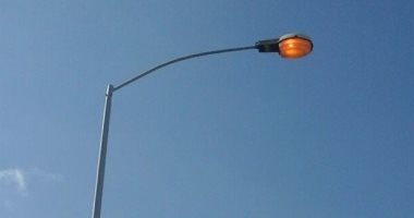 قارئ يرصد أعمدة إنارة مضاءة نهارا بالعاشر من رمضان