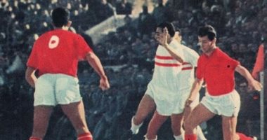 شاهد صورة نادرة للثعلب الكبير والراحل طارق سليم من مواجهات الأهلى والزمالك 