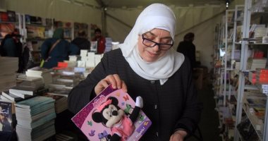من الروايات لكتب السيرة.. ستات مصر بيقروا ايه فى معرض الكتاب؟