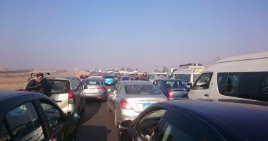 زحام مرورى بطريق الإسكندرية الصحراوى بسبب اشتعال النار فى سيارة نقل ثقيل
