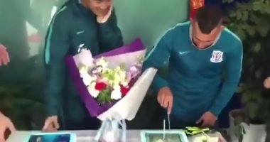 بالصور.. تيفيز يحتفل بعيد ميلاده فى الصين وتصرف مفاجئ من زميله