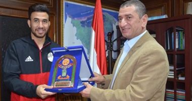 بالصور.. محافظ كفر الشيخ يكرم تريزيجيه لمجهوداته ببطولة أفريقا
