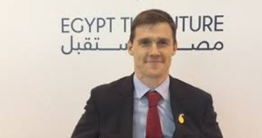 السفير البريطانى حائرا بين "العيال كبرت والمتزوجون" ويعلق: ابتدى بأيه