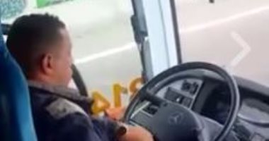 تداول فيديو لسائق يقود أتوبيس سياحى على طريق إسكندرية الصحراوى باستهتار