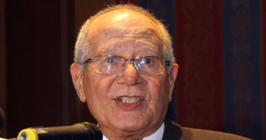 وصول جثمان رئيس دار الكتب الأسبق الدكتور أحمد مرسى إلى مسجد الشرطة  