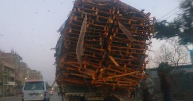 بالصور... قارئ يرصد سيارة نصف نقل بحمولات زائدة بطريق القناطر الدائرى