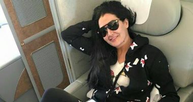 غادة عبد الرازق تنشر صورة توضح إصابة ساقها اليمنى ووضعها فى "الجبس"