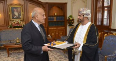 السلطان قابوس يمنح وساما من الدرجة الأولى لمجدى يعقوب تقديرا لمكانته العلمية